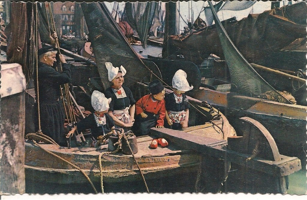 Oude ansichtkaart Volendam - Familie in klederdracht, Ophalen of Verzenden, 1960 tot 1980, Ongelopen, Noord-Holland