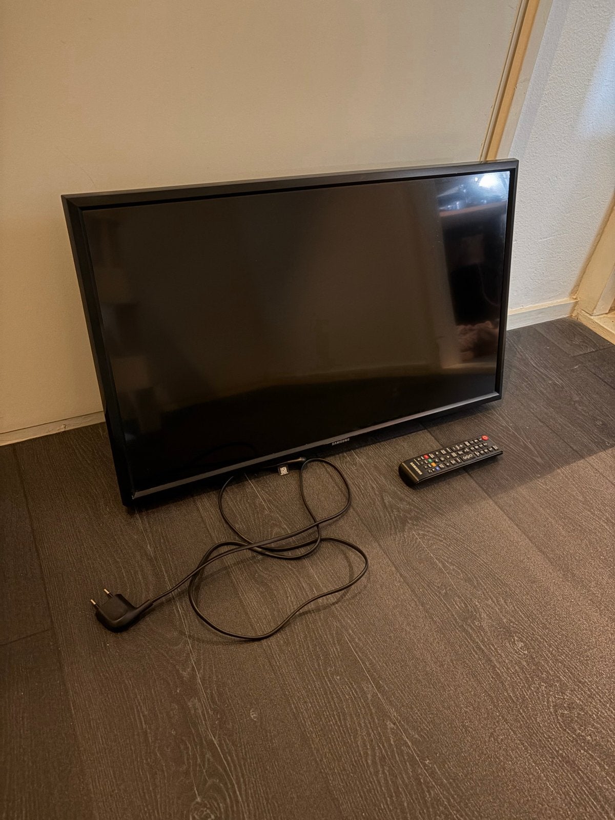 Samsung TV T28E310EW met muurbeugel, Ophalen, Gebruikt, Samsung
