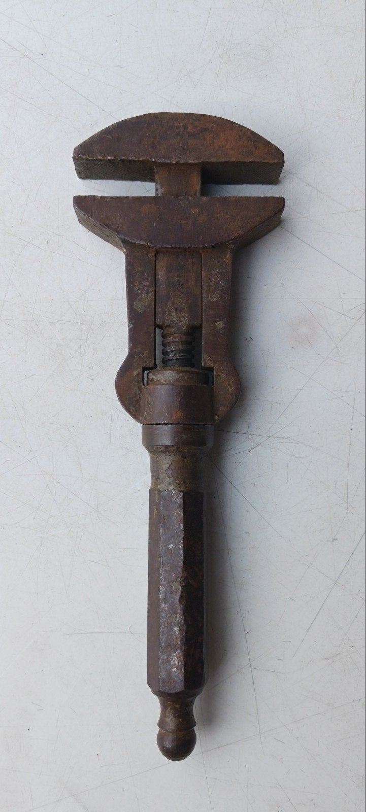 ANTIEKE APARTE VERSTELBARE MOERSLEUTEL VAN ROND 1900 - 30 CM, Antiek en Kunst, Ophalen of Verzenden