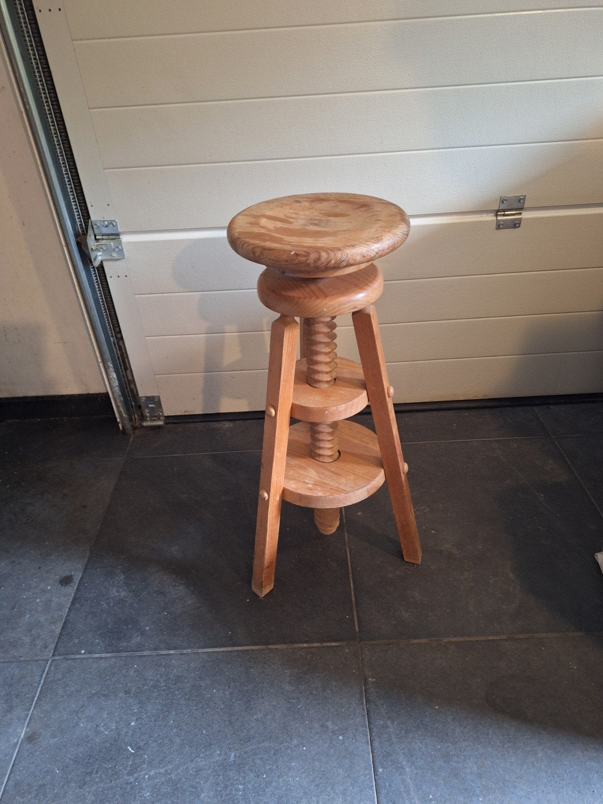 Houten in hoogte verstelbare kruk, Ophalen, In hoogte verstelbaar, Gebruikt, Hout