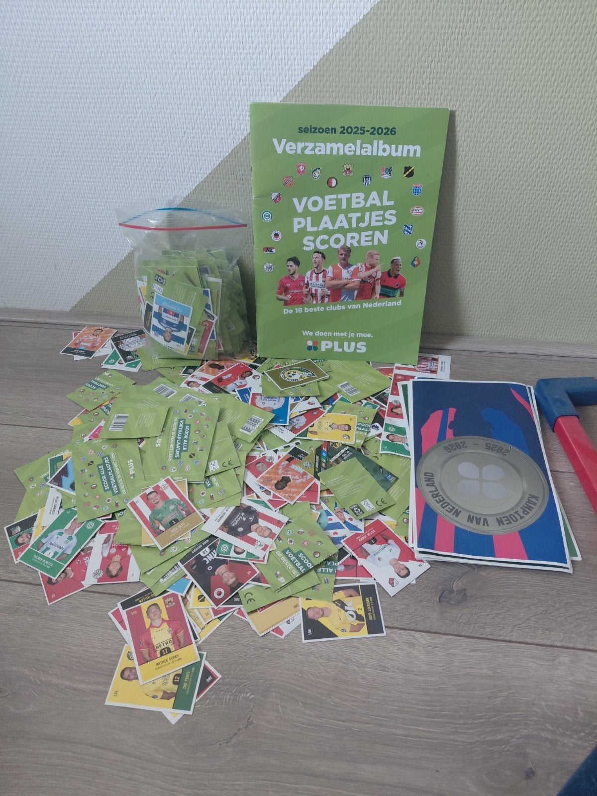 Voetbalplaatjes verzamelalbum seizoen 2025-2026 met plaatjes, Ophalen, Zo goed als nieuw, Stickers en Plaatjes
