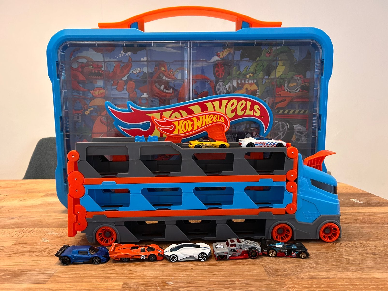 Hot Wheels vrachtwagen/racebaan en koffer en 7 auto’s, Kinderen en Baby's, Speelgoed | Speelgoedvoertuigen, Ophalen of Verzenden
