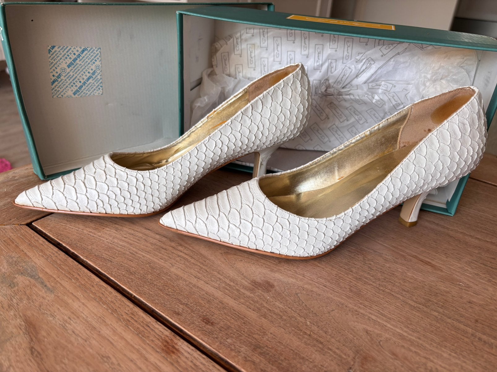 Mooie witte pumps imitatie slangenleer, Ophalen of Verzenden, Gedragen, Wit