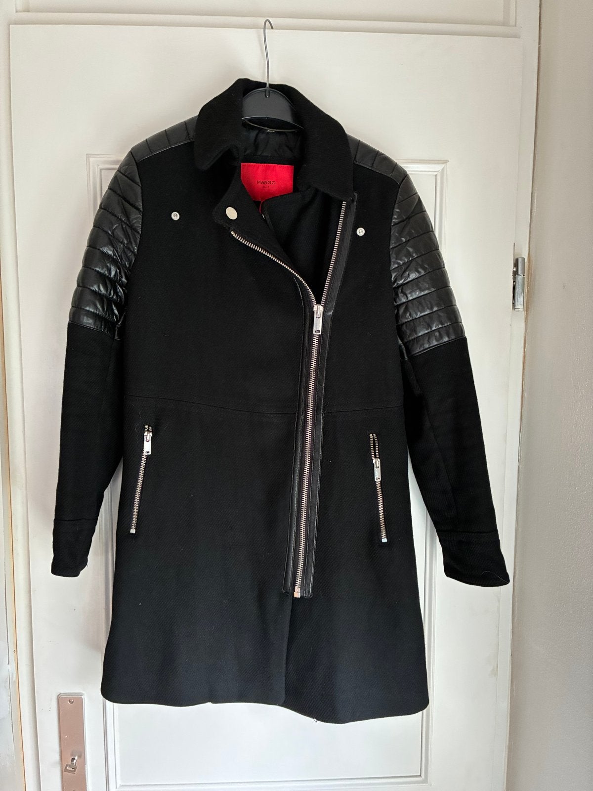 Mango zwarte jas met leren mouwen - Maat M, Ophalen of Verzenden, Zo goed als nieuw, Maat 38/40 (M), Zwart