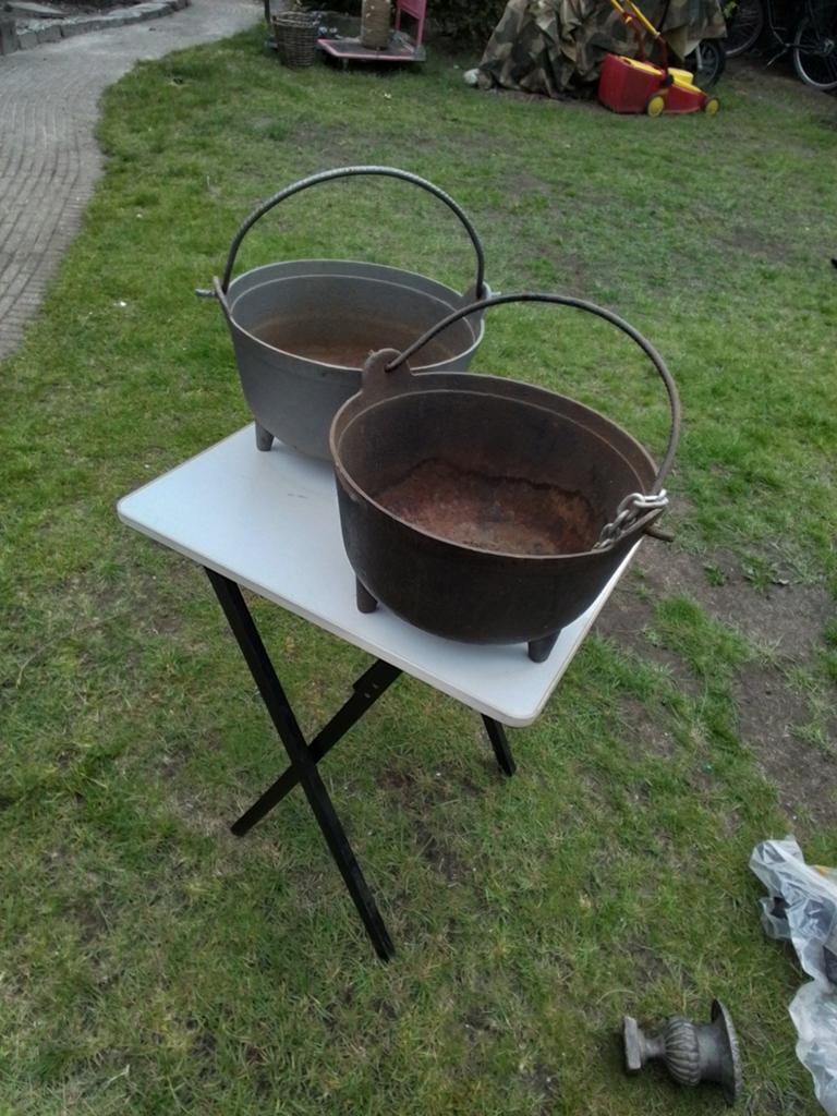 15179) 2 mooie gietijzeren ketels /bloem bakken  32cm doorsn, Tuin en Terras, Bloembakken en Plantenbakken, Ophalen of Verzenden