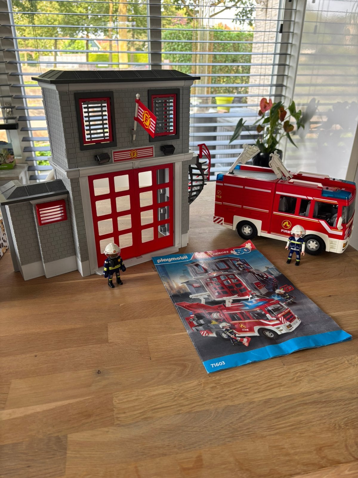 Playmobil brandweerkazerne met auto 71603 50jaar, Complete set, Overige typen, Ophalen of Verzenden, Zo goed als nieuw