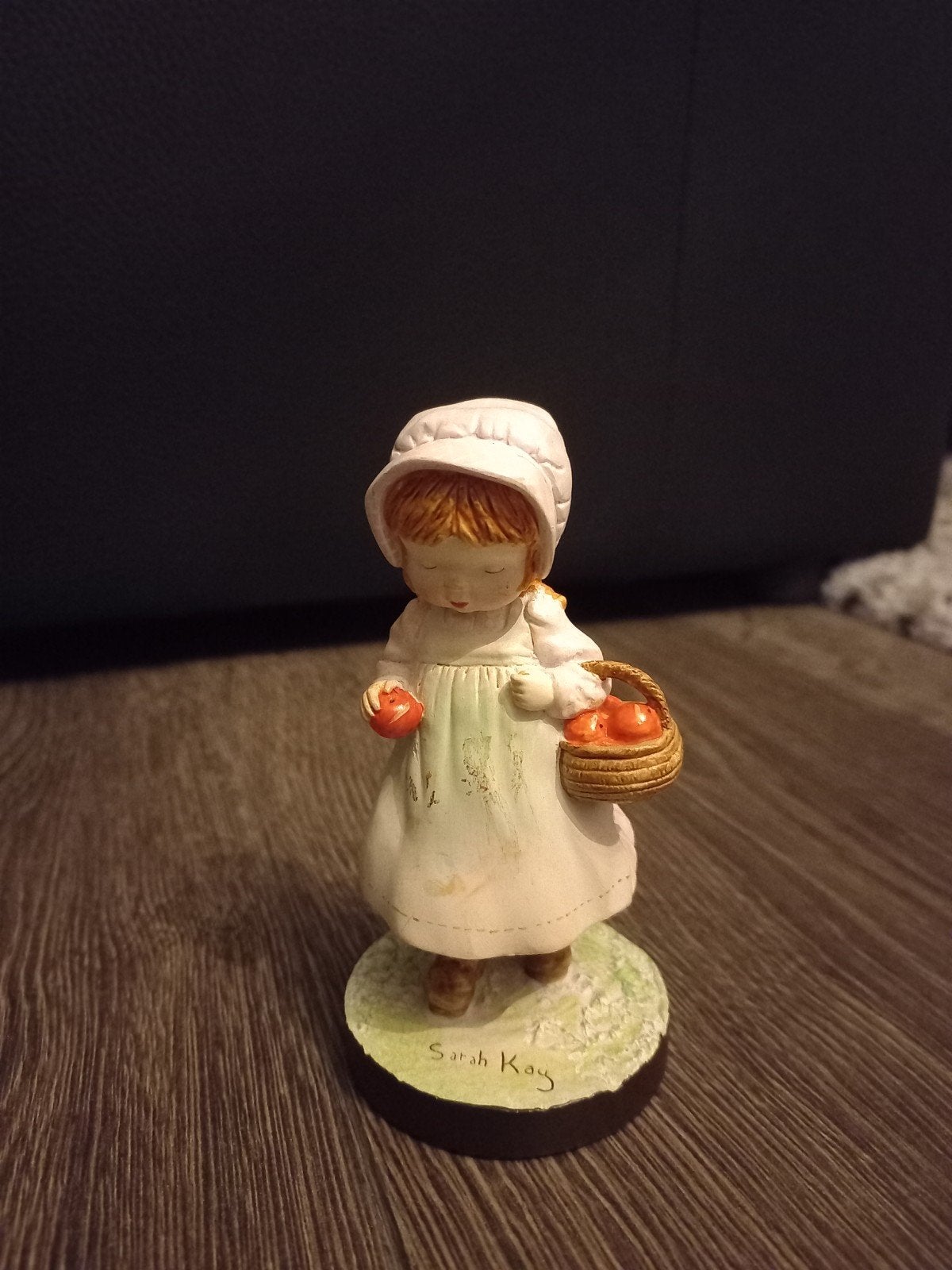 Sarah Kay beeldje - Meisje met mandje appels, Ophalen of Verzenden, Zo goed als nieuw, Mens