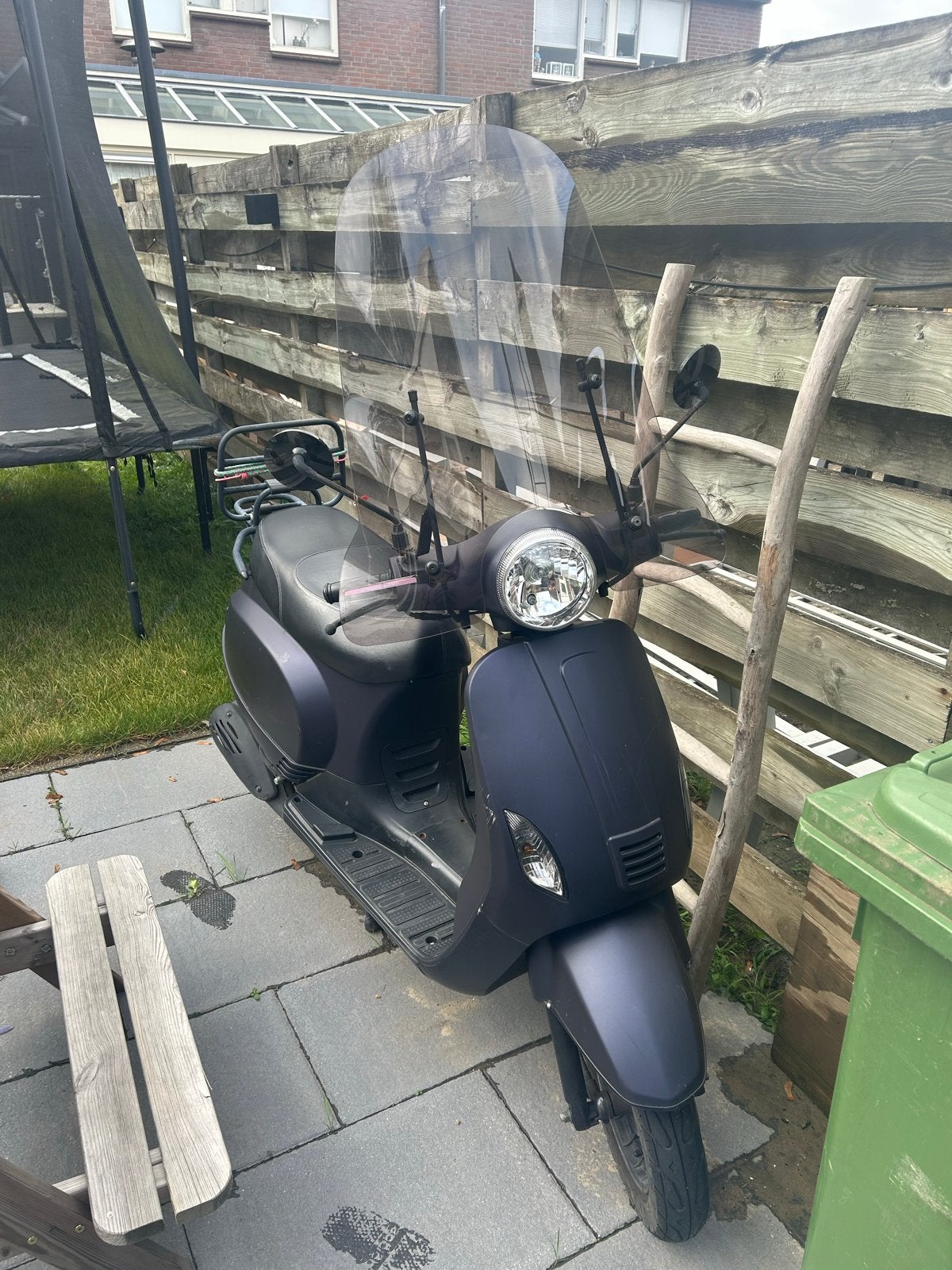 Donkerblauwe scooter met windscherm en lichte schade, Fietsen en Brommers, Ophalen, Gebruikt, Maximaal 45 km/u, Benzine