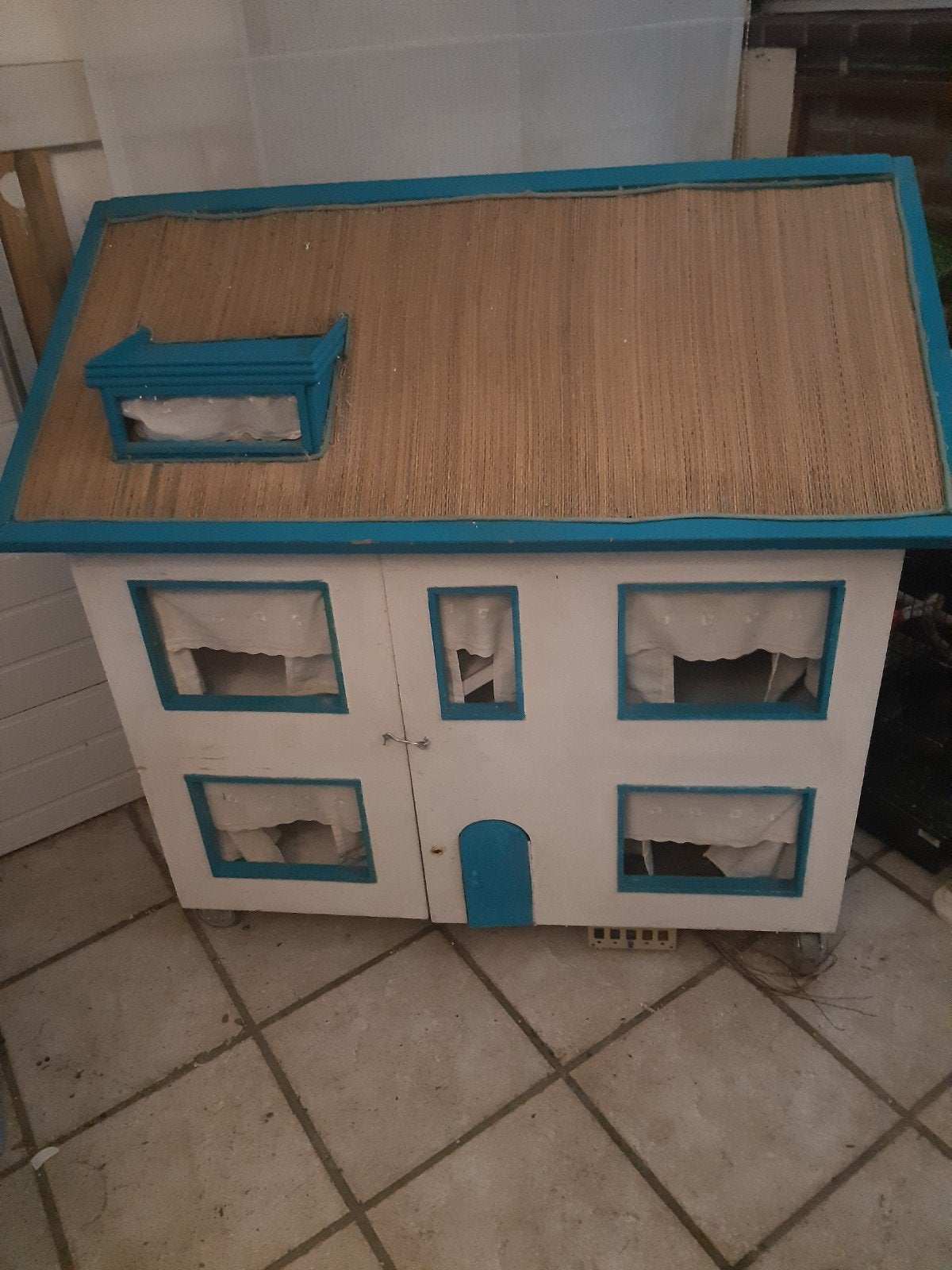 mooi groot poppenhuis met meubeltjes, Ophalen, Poppenhuis