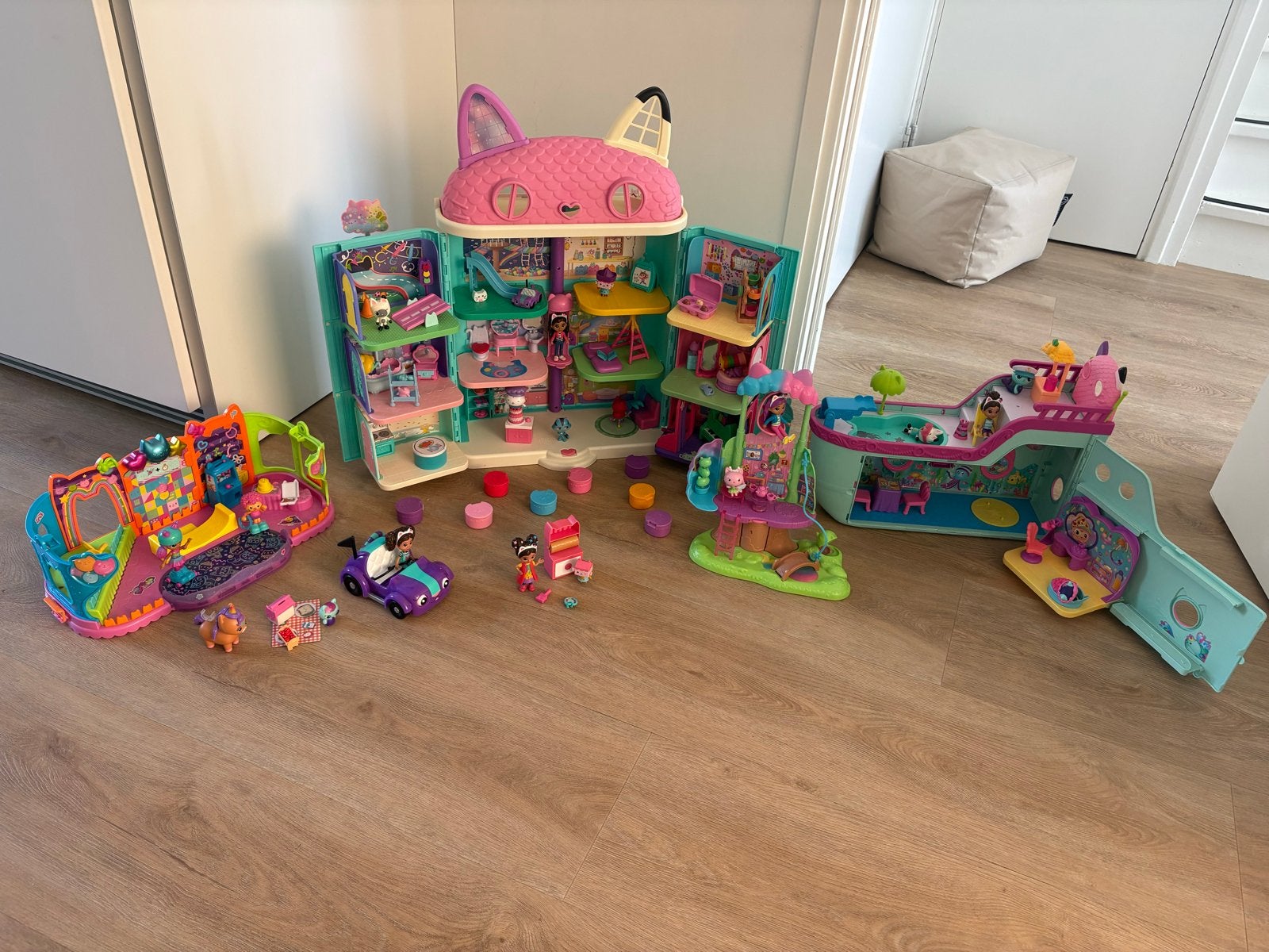 Gabby's Poppenhuis compleet, cruiseship, boomhut en meer, Kinderen en Baby's, Speelgoed | Poppenhuizen, Ophalen, Gebruikt, Poppenhuis