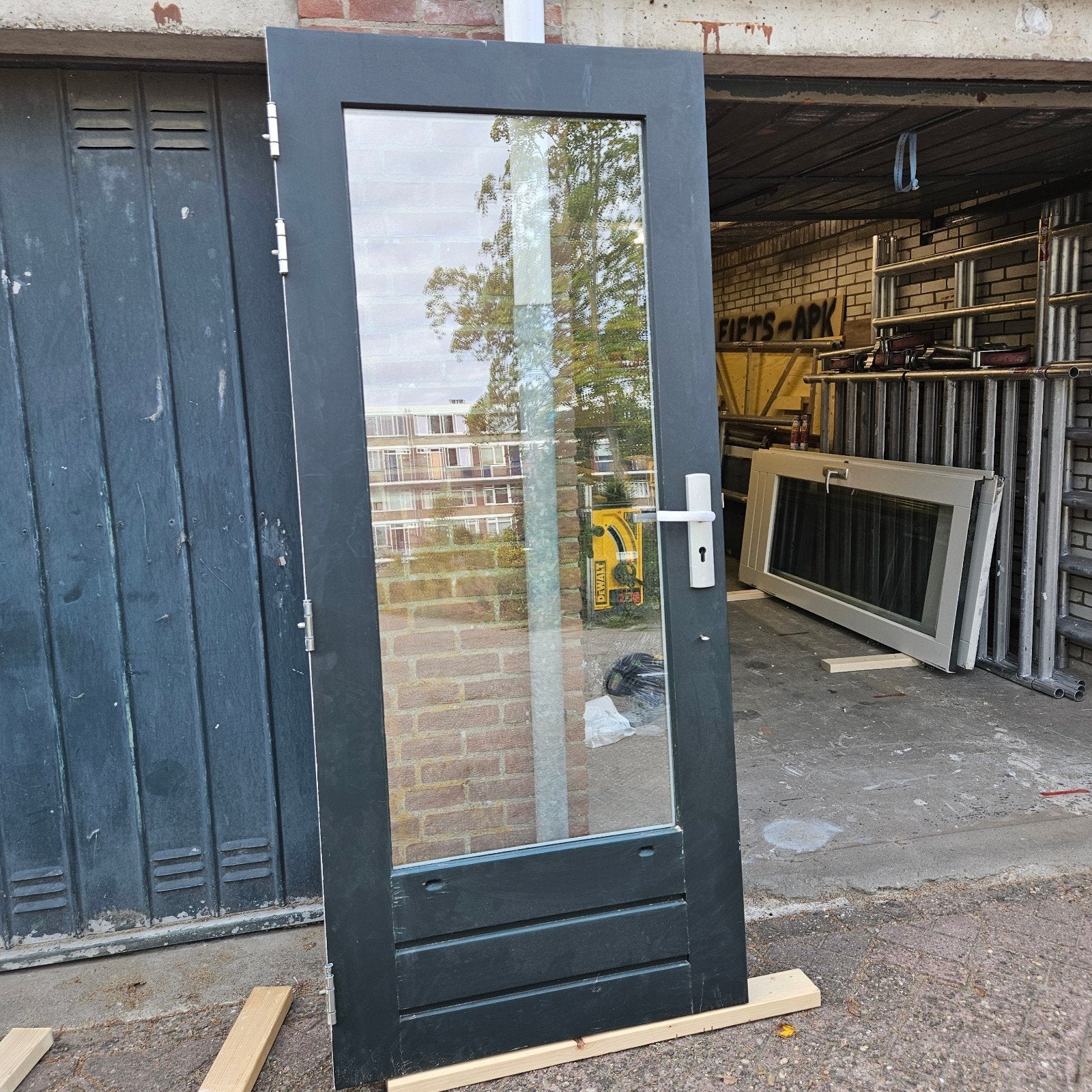 zware hardhouten buitendeur 201x87,5, Doe-het-zelf en Verbouw, Deuren en Horren, Ophalen, Gebruikt, 200 tot 215 cm, Glas