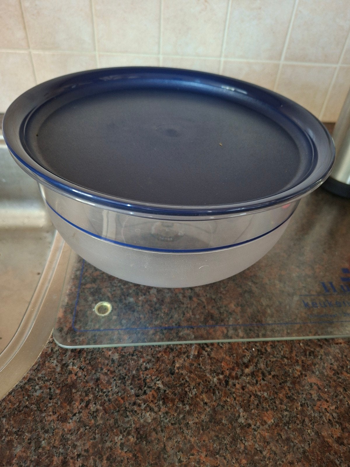 Tupperware schaal met deksel - Blauw, Huis en Inrichting, Keuken | Tupperware, Schaal, Blauw, Ophalen of Verzenden, Zo goed als nieuw