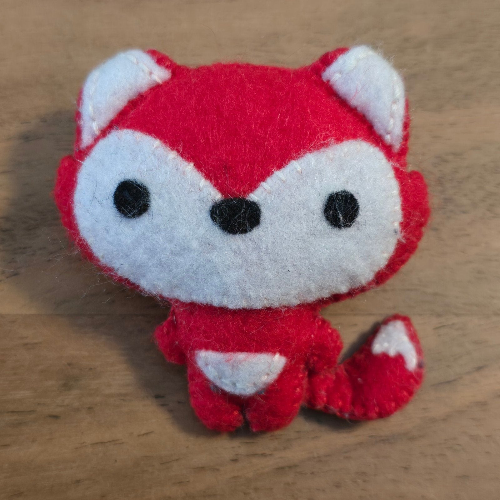 Kleine rode vilten vos / wolf broche 7cm, Overige materialen, 4 tot 7 cm, Ophalen of Verzenden, Zo goed als nieuw