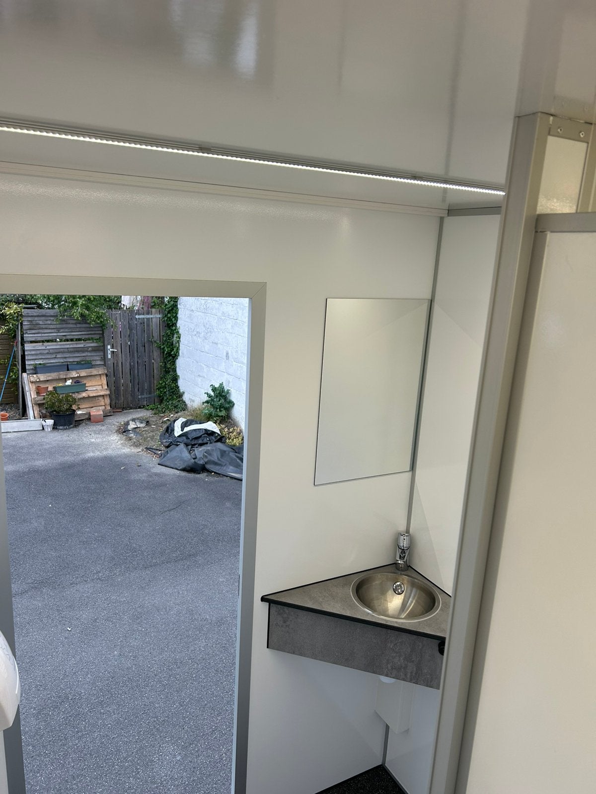 Te koop: moderne toiletwagen 2/1/1 – demo 2026, Ophalen, Zo goed als nieuw, Toilet