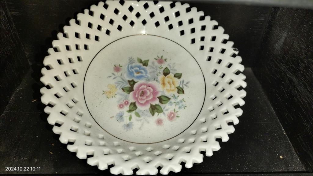 Decoratieve porseleinen schaal met bloemmotief, Antiek en Kunst, Ophalen of Verzenden