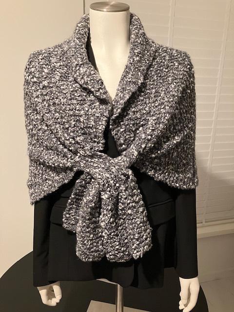 Hand-gebreide sjaal / omslagdoek met wol. NIEUW !!, Ophalen of Verzenden, Nieuw, Maat 42/44 (L), Sjaal