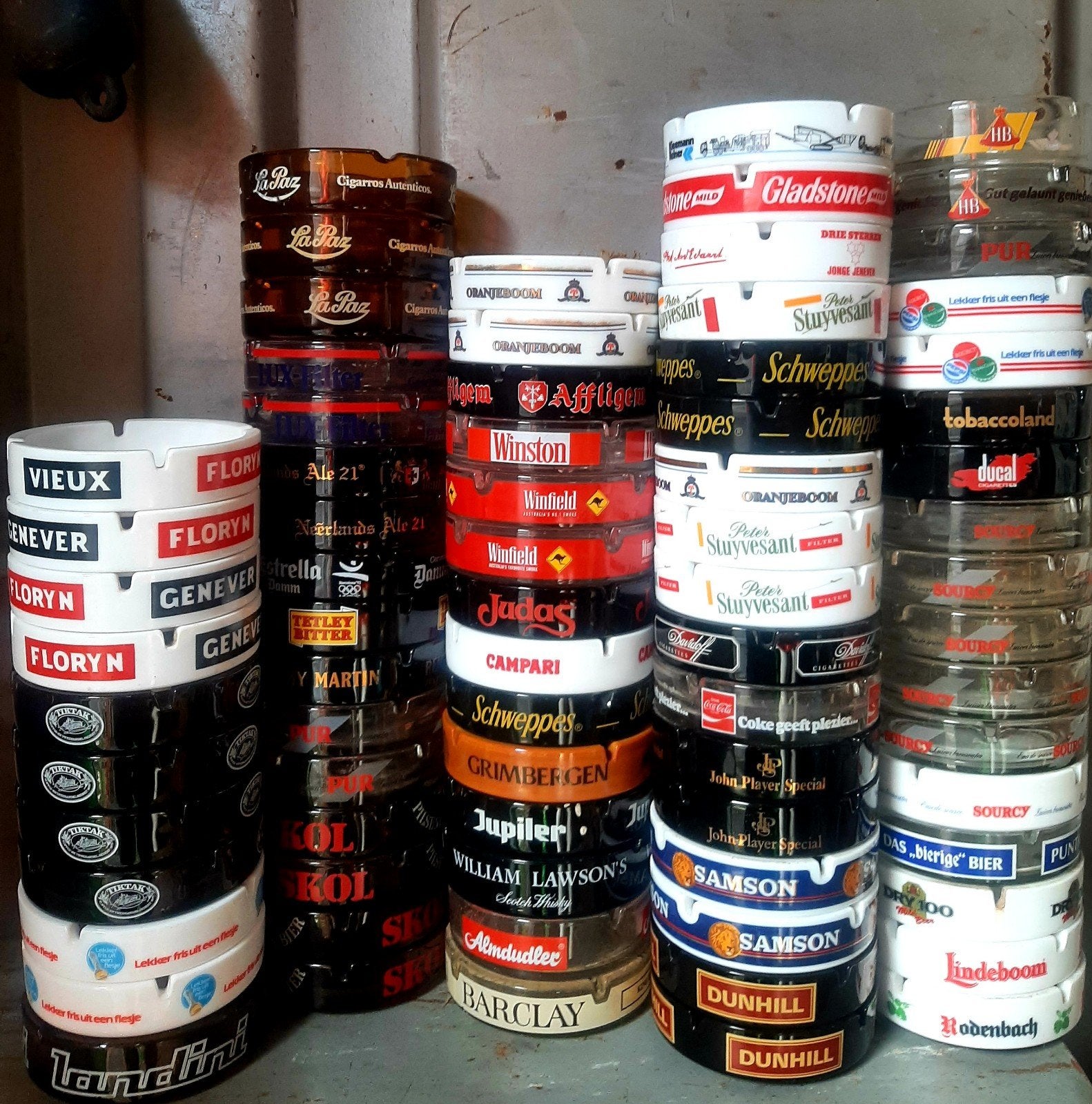 75 st  Vintage Asbakken  (Verzameling / Bier / Tabak / Drank, Verzamelen, Ophalen, Sigarenbandjes