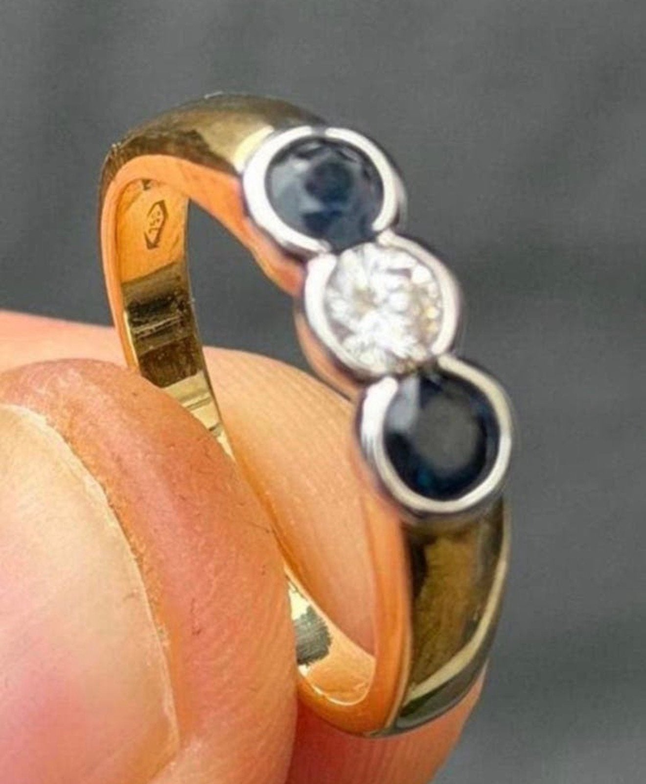 18K gouden ring met 1 natuurlijke diamant 2 blauwe saffieren, 18 tot 19, Nieuw, Ophalen of Verzenden, Met edelsteen