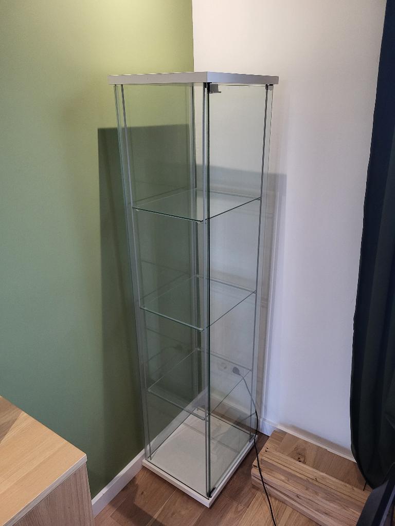 Vitrinekasten Ikea DETOLF, Huis en Inrichting, Kasten | Vitrinekasten, Ophalen, Voornamelijk glas, 50 tot 100 cm, Zo goed als nieuw