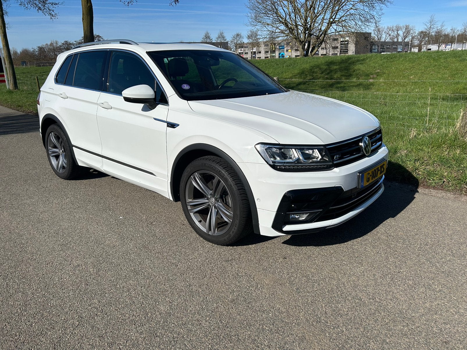 Volkswagen Tiguan 1.5 TSI ACT 150pk DSG 2020 Wit pano R-line, Auto's, 4 cilinders, Wit, 75 €/maand, Grijs