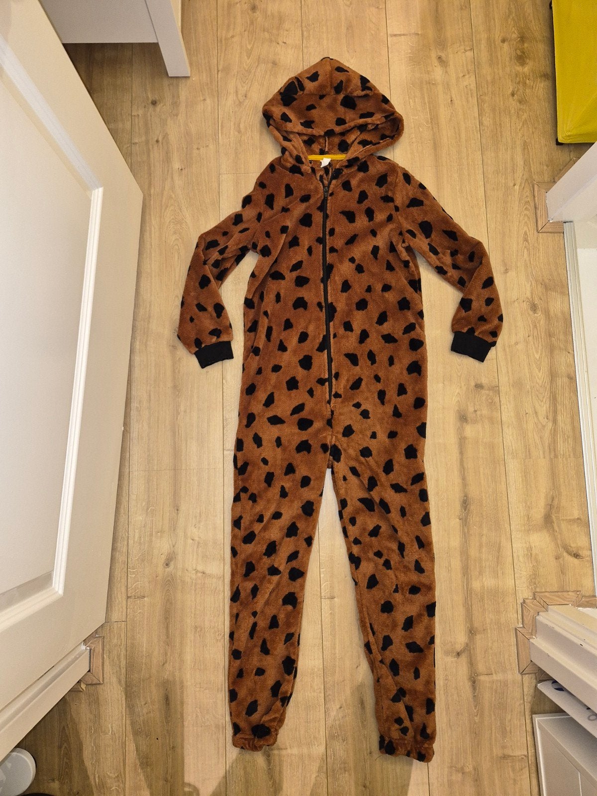 Hema fleece panterprint onesie maat 134 / 140, Nacht- of Onderkleding, Good Night, Jongen of Meisje, Ophalen of Verzenden