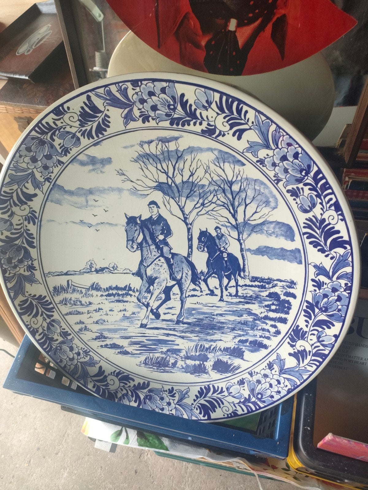 Delfs blauwe bord, Ophalen
