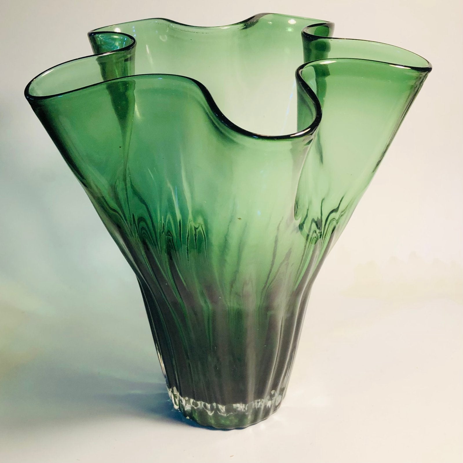 Prachtige groene waaiervaas van glas, Huis en Inrichting, Ophalen of Verzenden, Groen, Glas