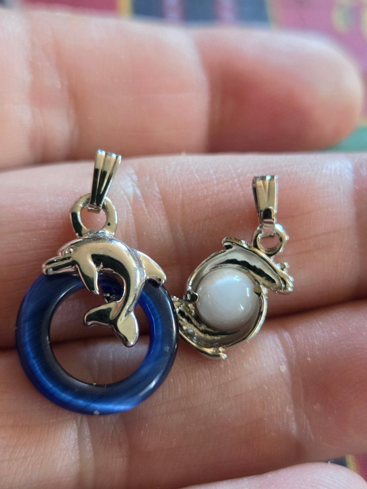 Verzilverde dolfijn hangers met parel en blauwe ring, Overige materialen, Ophalen of Verzenden, Zo goed als nieuw, Met parel