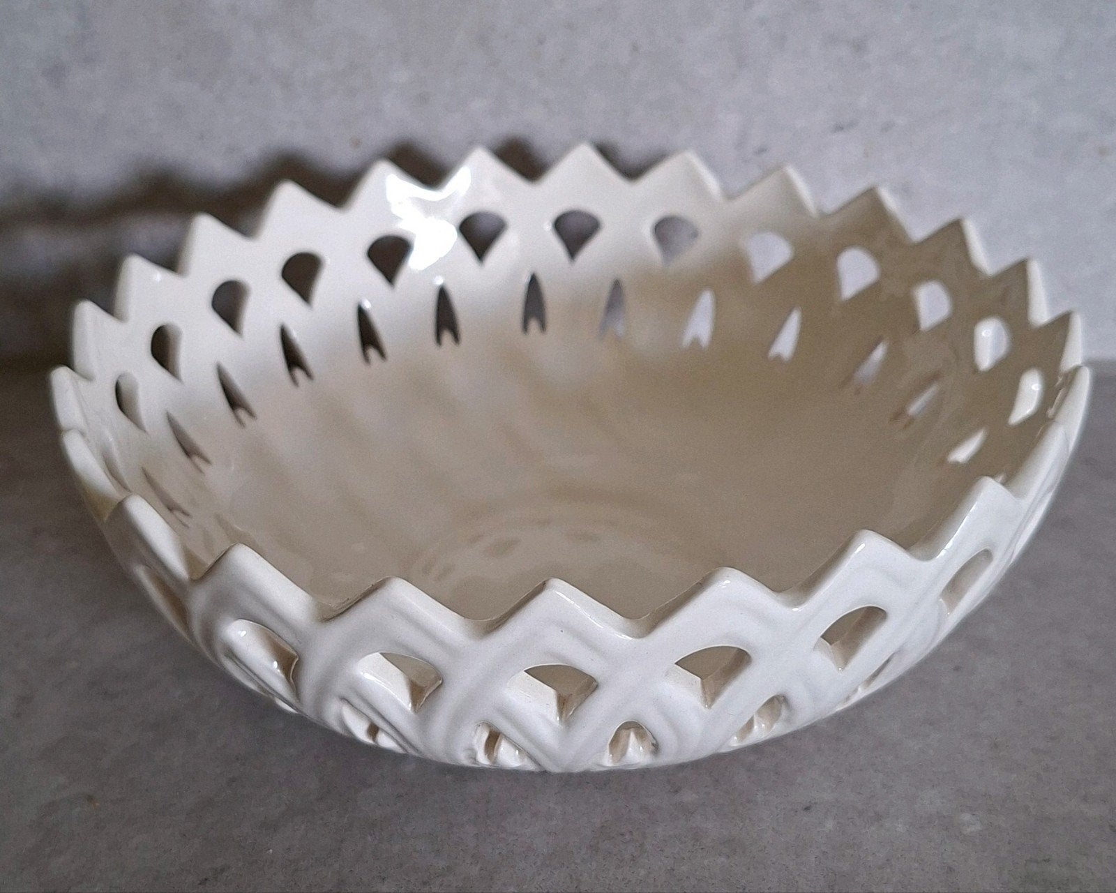 Leeds Pottery opengewerkte schaal – Hartley Greens & Co, Ophalen of Verzenden