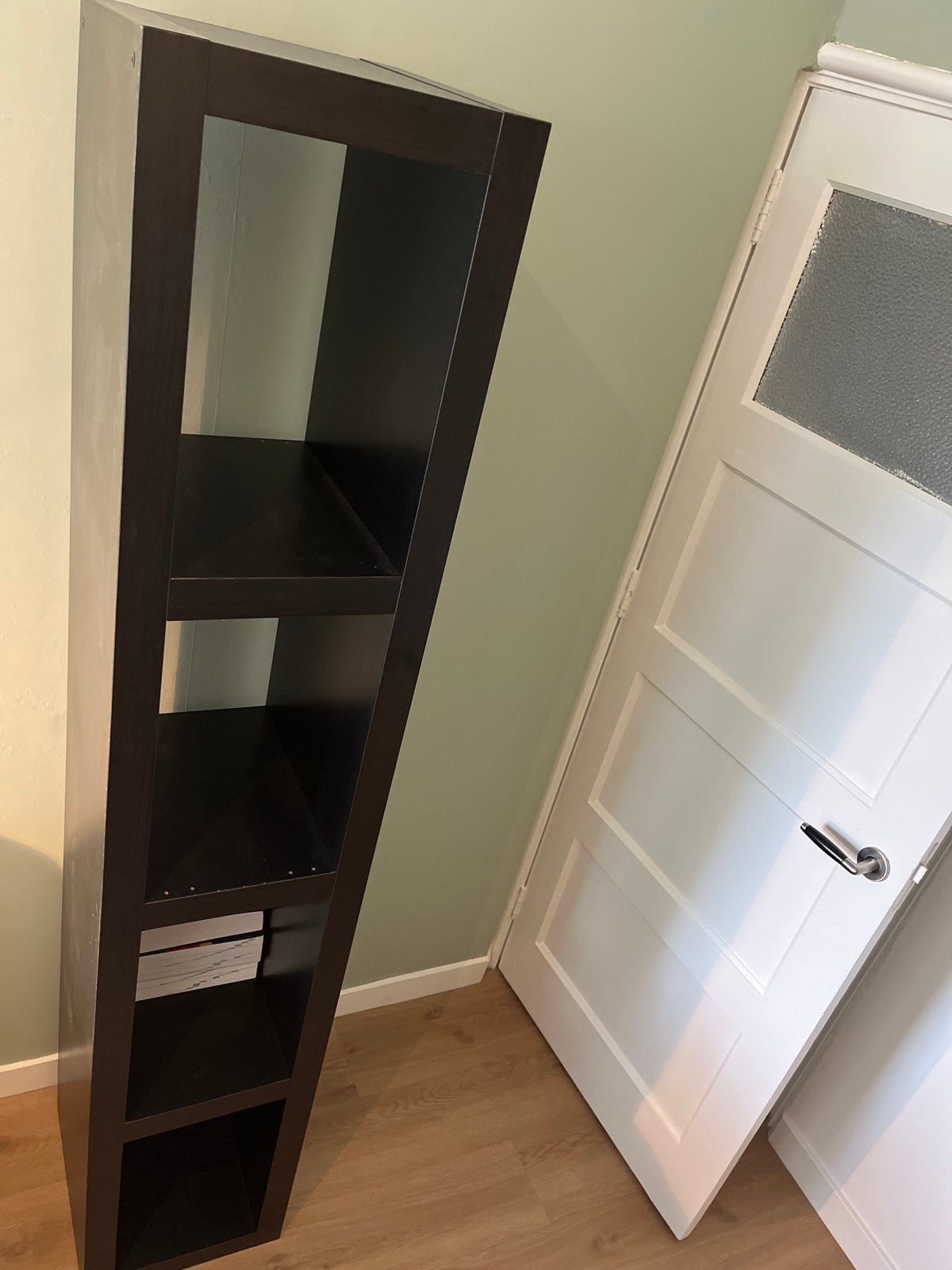 Donkerbruine smalle boekenkast met 4 vakken, Ophalen, Met plank(en), Minder dan 50 cm, Gebruikt