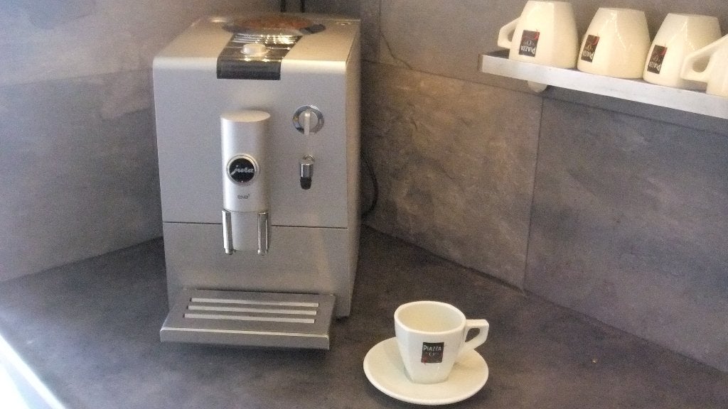 Jura ENA5 espresso machine met zes kop en schotels., Gebruikt, Espresso apparaat, Afneembaar waterreservoir, Koffiebonen