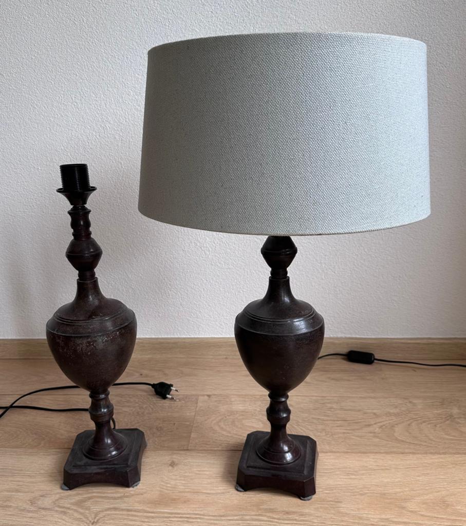 2 klassieke metalen lampenpoten ( met kap), Ophalen, Gebruikt, 50 tot 75 cm, Klassiek