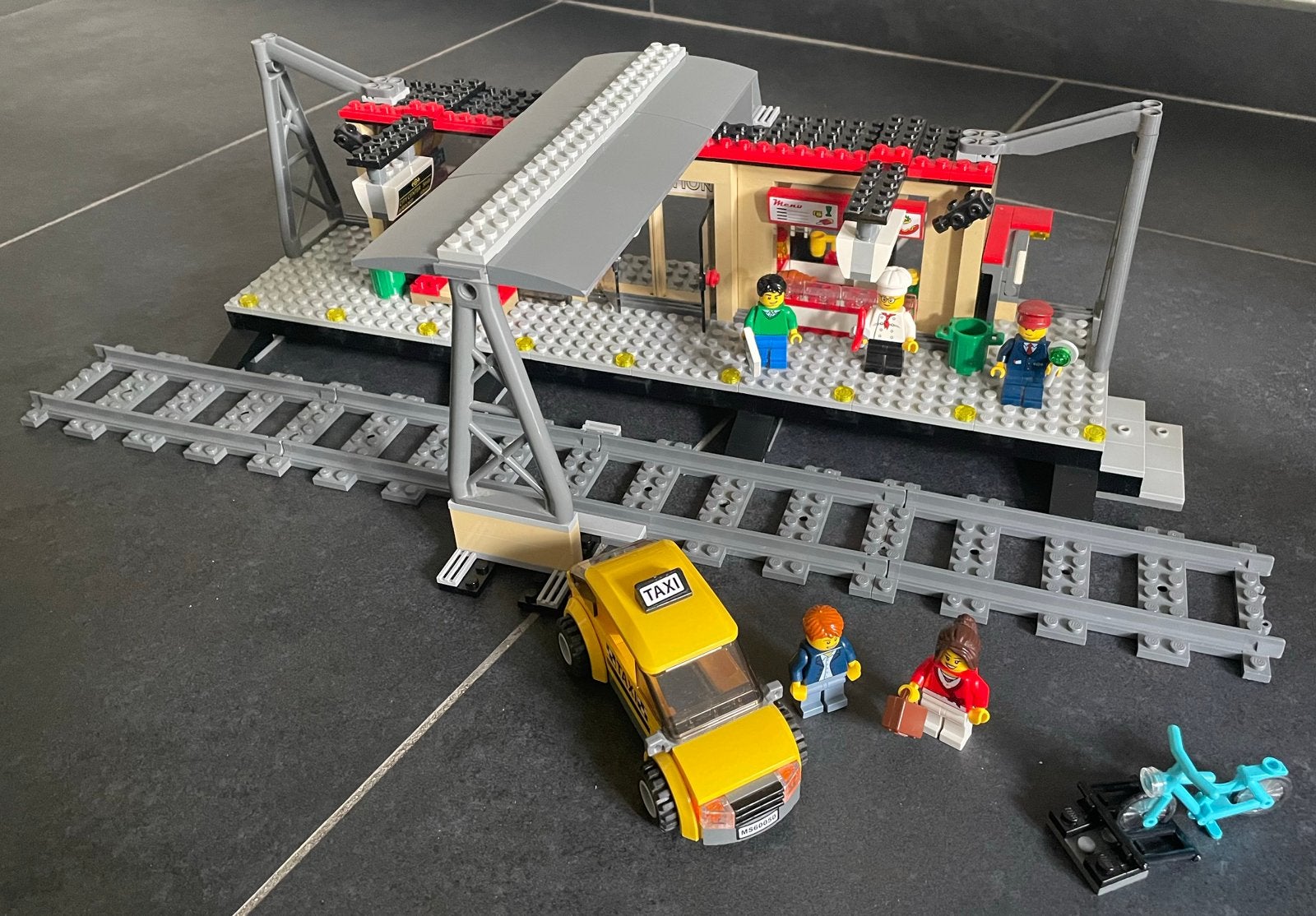 Lego station 60050 met doos en boekjes, Ophalen of Verzenden, Gebruikt