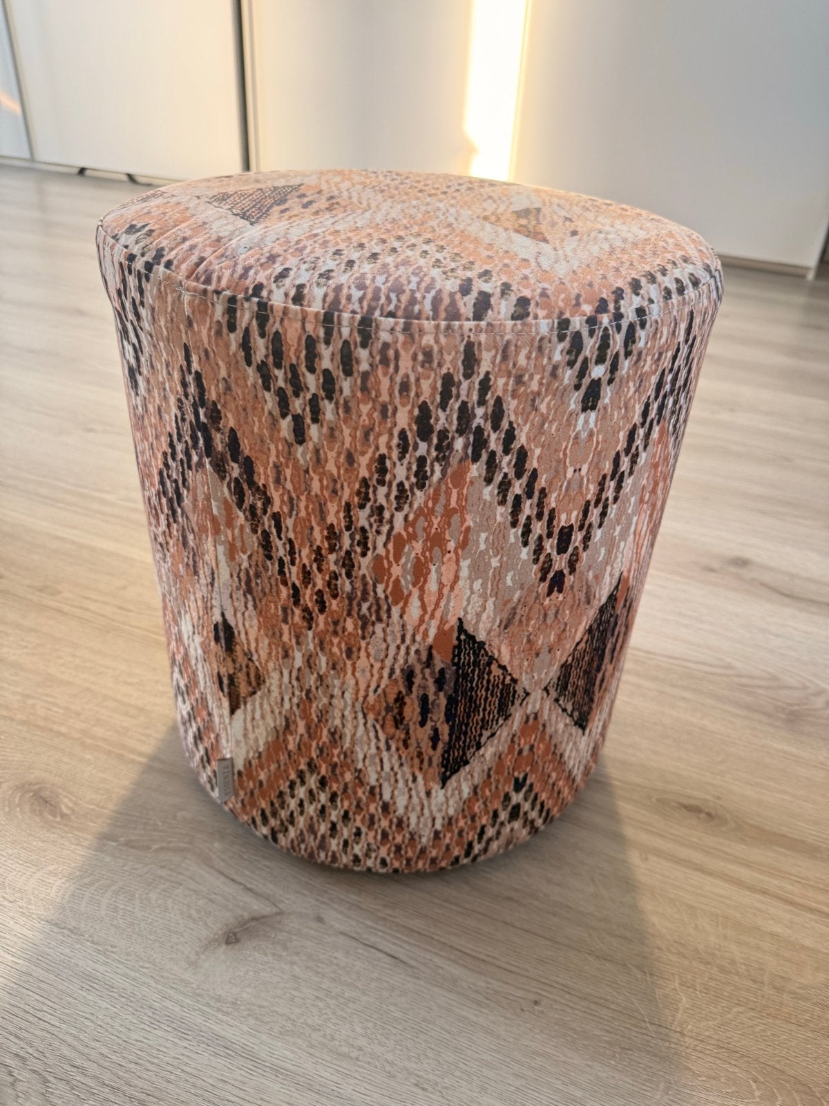 Stijlvolle poef met dierenprint - Zo goed als nieuw, Ophalen, Minder dan 50 cm, Rond, Zo goed als nieuw