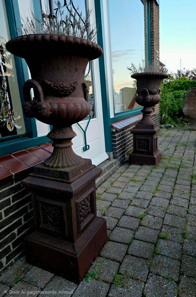 Set van 2 gietijzeren vazen op sokkel, Tuin en Terras, Ophalen