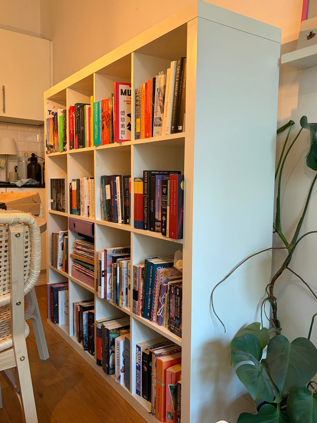 Ruime witte boekenkast met diverse vakken, Ophalen, Met plank(en), Gebruikt, 150 tot 200 cm