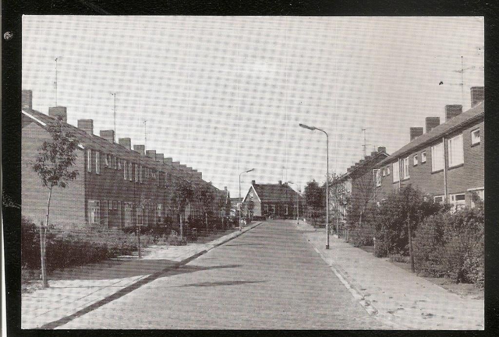 Krabbendijke, Morlodestraat – Julianastraat op achtergrond, Ophalen of Verzenden, 1960 tot 1980, Ongelopen, Zeeland