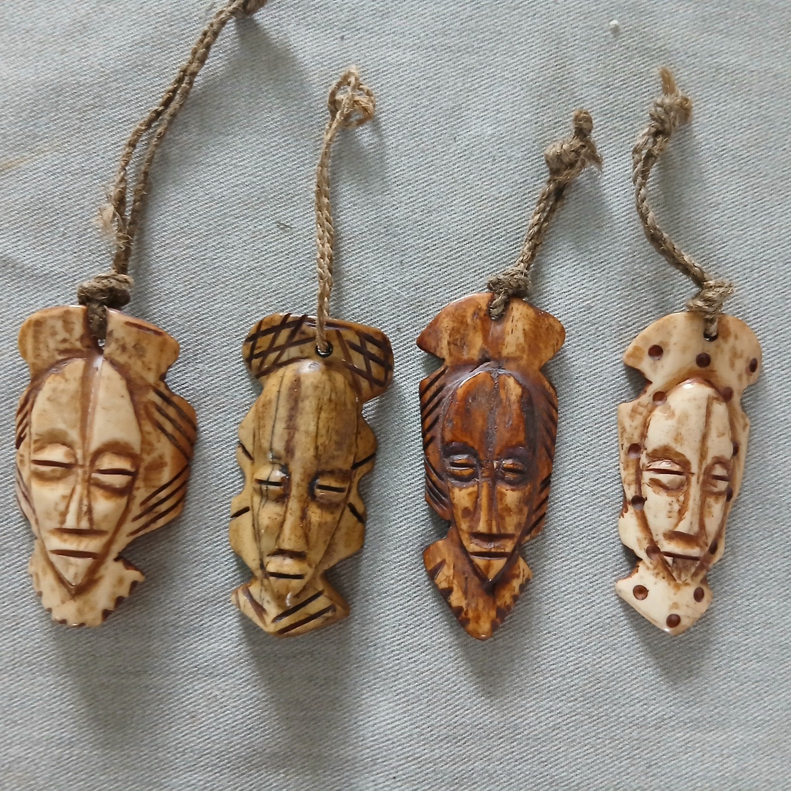 4x Afrikaanse Amuletten van been, bone, Antiek en Kunst, Ophalen of Verzenden
