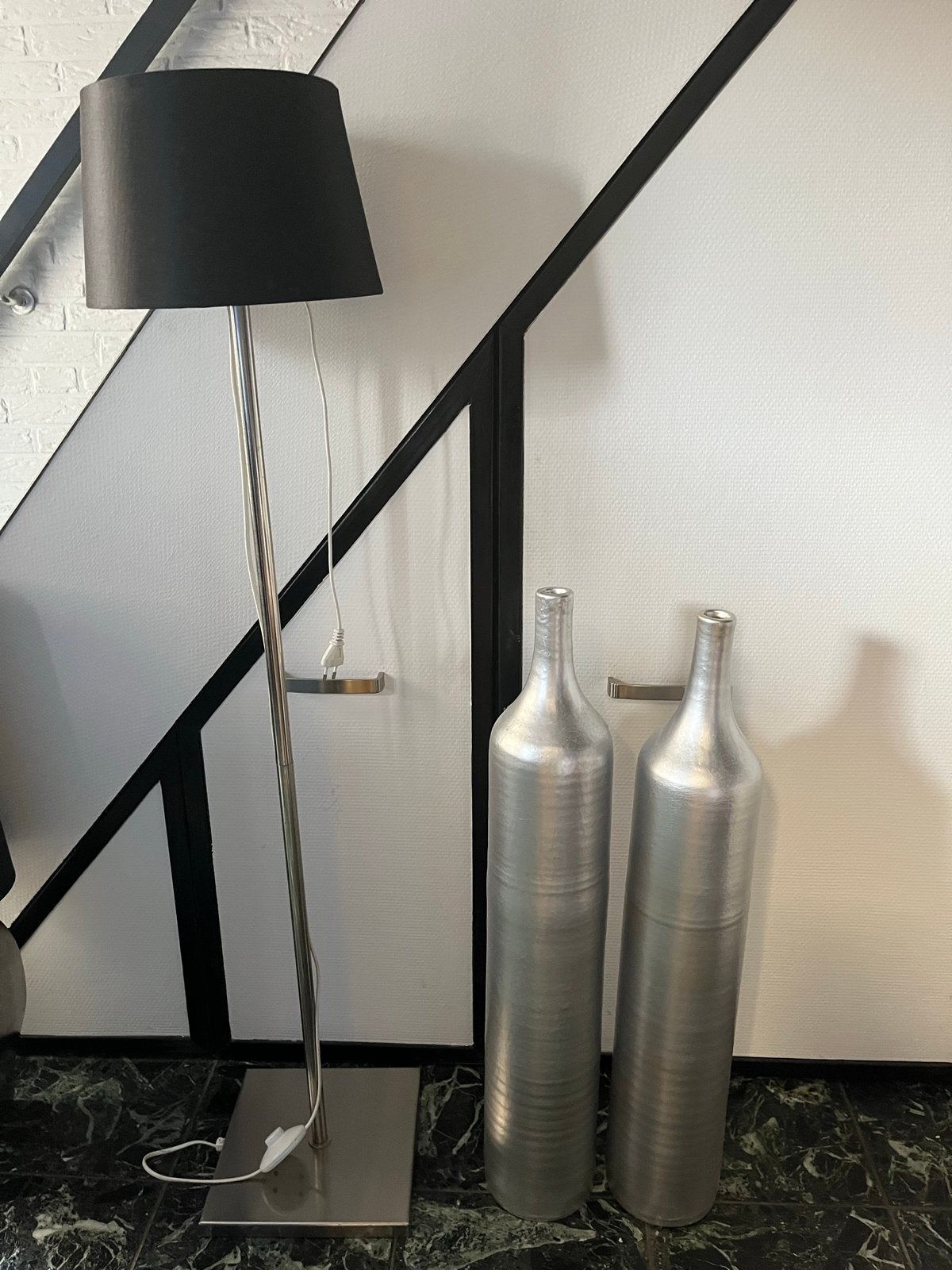 2 zilverkleurige sierflessen - 80 cm hoog, Huis en Inrichting, Ophalen, Gebruikt, Zilver, Overige materialen