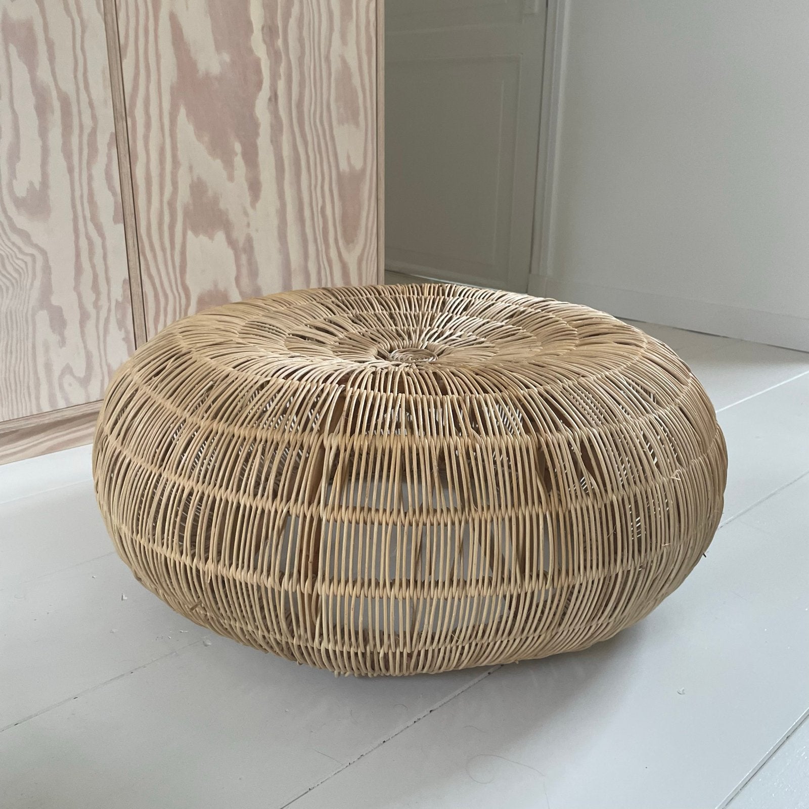 Rotan poef/voetenbank van Zara - zo goed als nieuw, Ophalen, Rond, Zo goed als nieuw, 50 tot 75 cm
