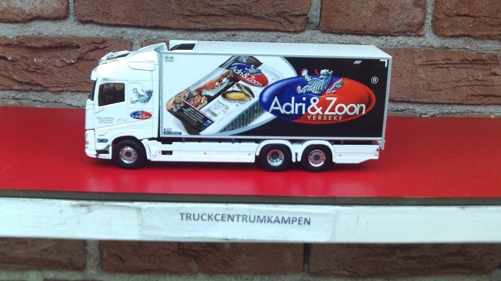 WSI  Volvo  FH  Aero   van  Adri  &  Zoon., Ophalen of Verzenden, Nieuw, Bus of Vrachtwagen, Wsi