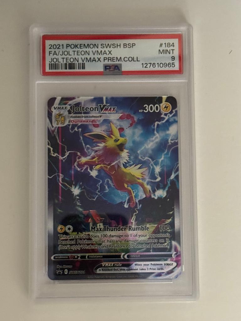 PSA 9 Jolteon VMAX SWSH184 Full Art Premium Collection, Ophalen of Verzenden, Zo goed als nieuw, Losse kaart