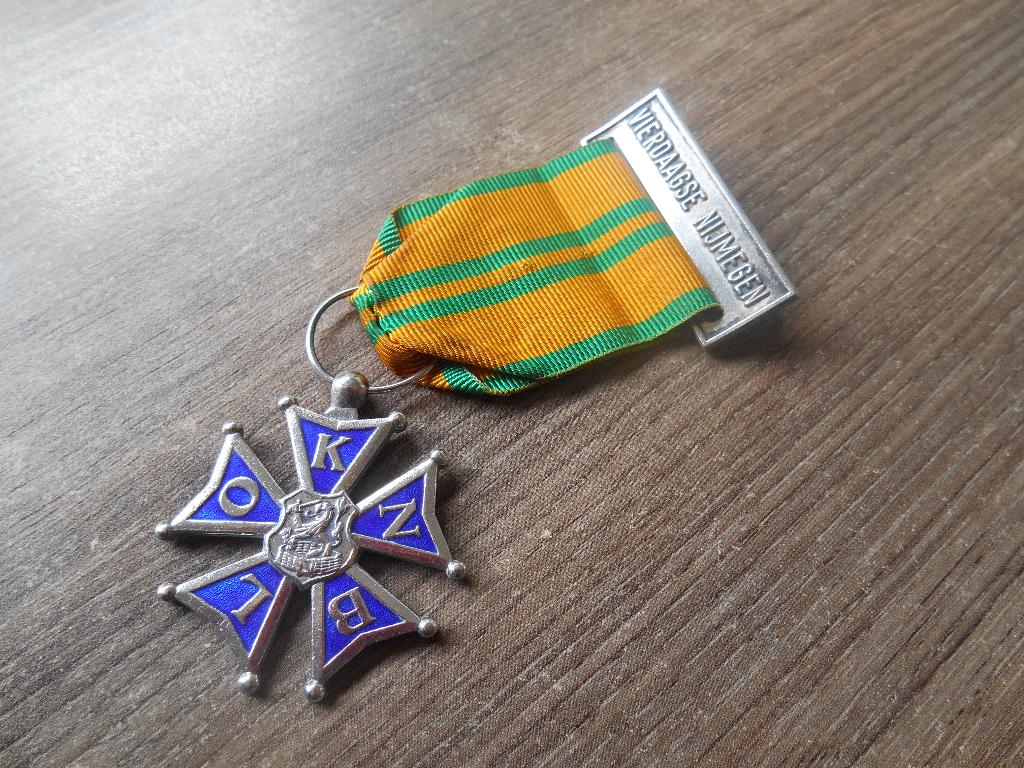 Vierdaagse medaille 5de keer, Ophalen of Verzenden, Landmacht, Nederland, Lintje, Medaille of Wings