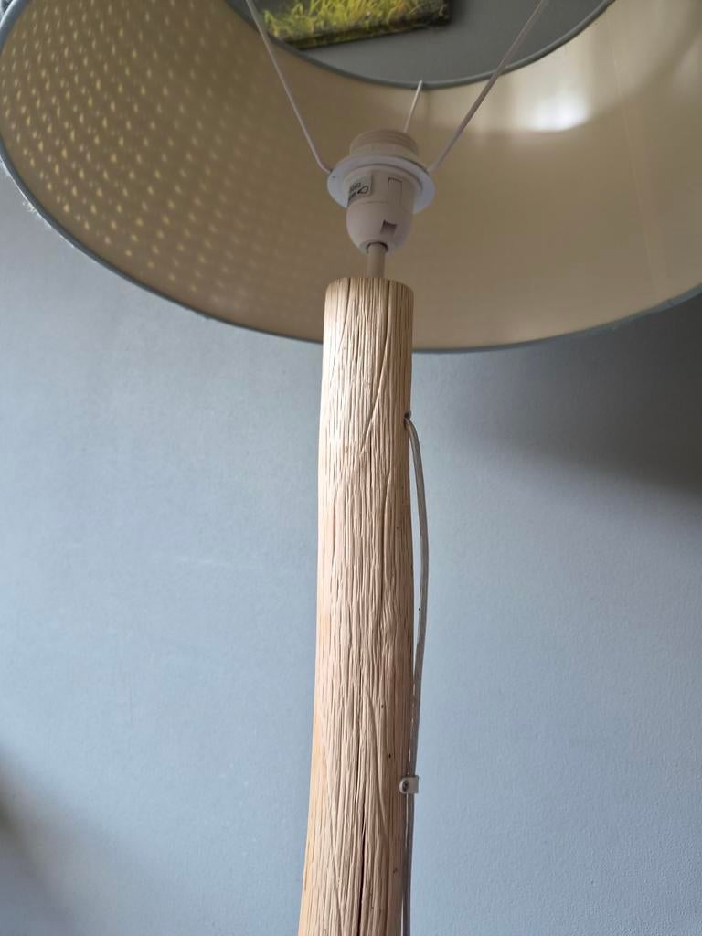 Unieke houten vloerlamp met gebreide kap, Huis en Inrichting, Lampen | Vloerlampen, Zo goed als nieuw, 150 tot 200 cm, Hout, Stof