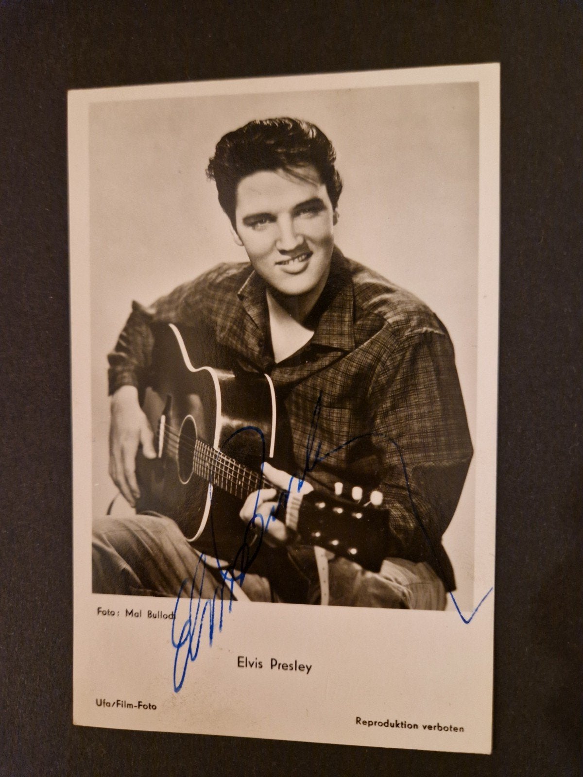 Elvis presley gesigneerde postcard 1958/1959 LOA, Verzamelen, Ophalen of Verzenden, Zo goed als nieuw, Foto of Kaart, Gesigneerd