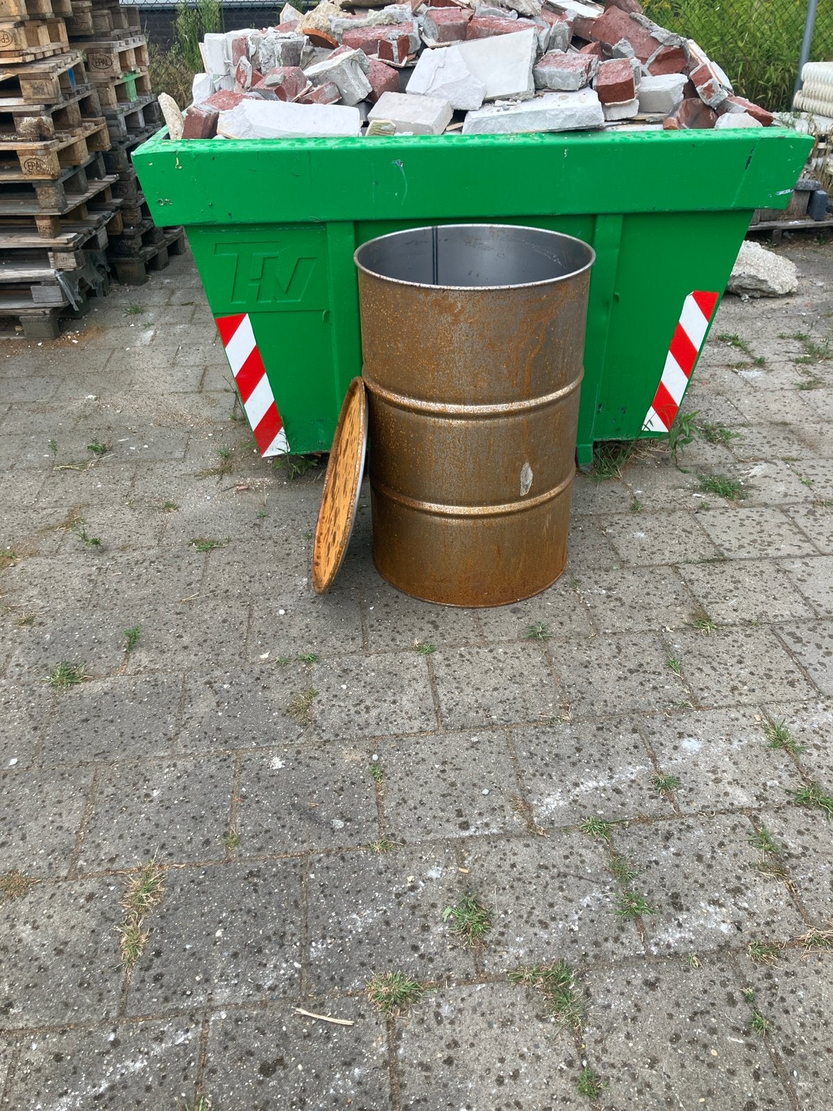 Metalen  olievat - roestig, vuurton voor decoratie of opslag, Gebruikt, Ophalen of Verzenden, Metaal, Bruin