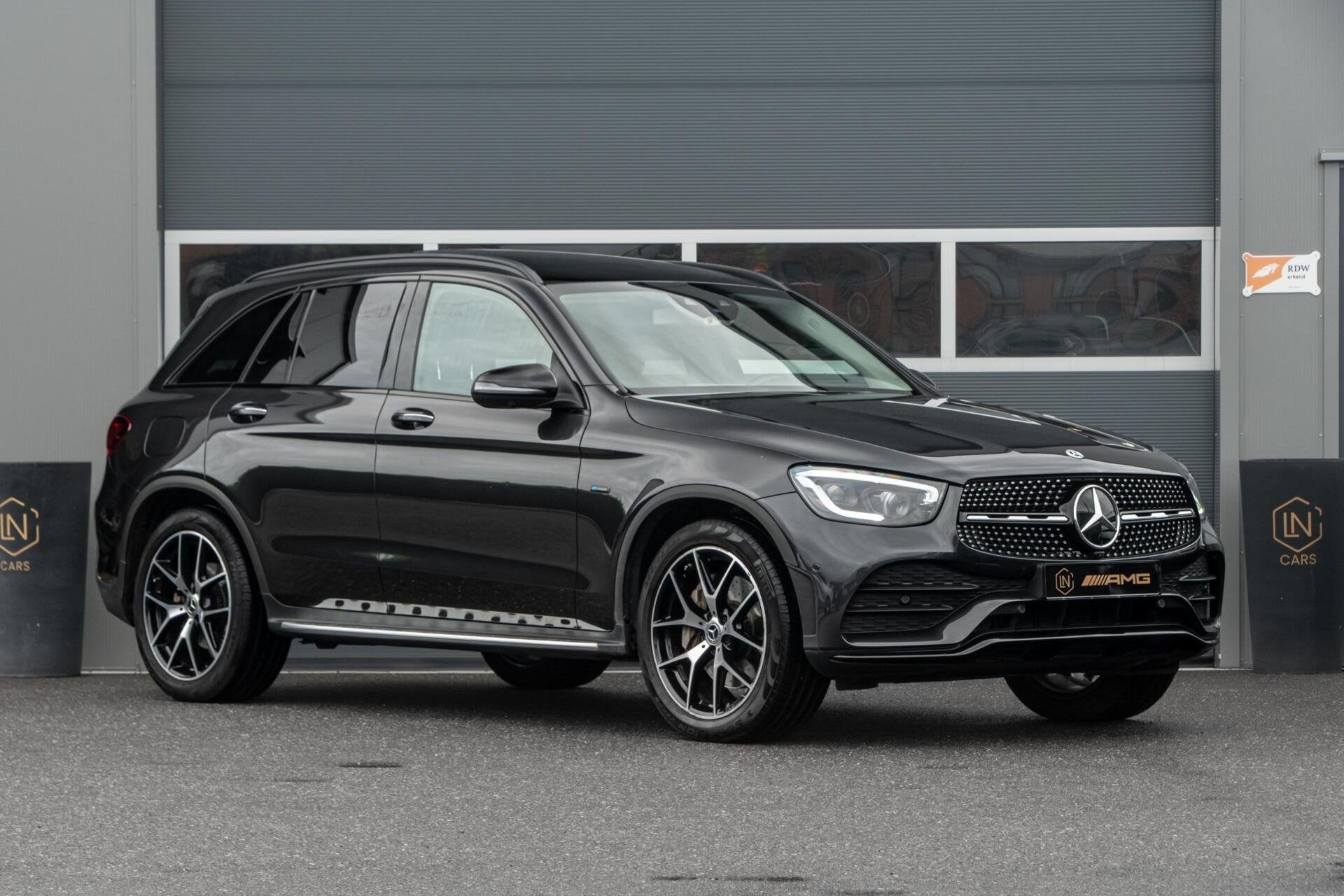 Mercedes GLC-klasse 300e 4MATIC AMG | DAB | PANO | HUD, Auto's, Automaat, Gebruikt, 4 cilinders, Met garantie (alle)