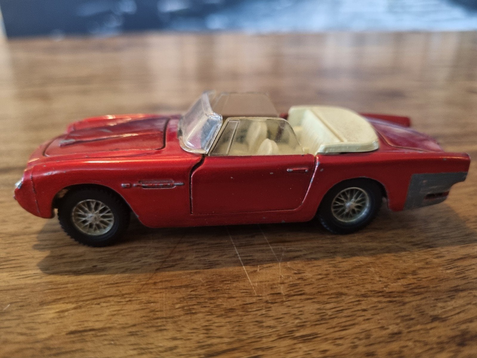 Dinky Toys Aston Martin DB5 - Rood - Gebruikt, Ophalen of Verzenden, Gebruikt