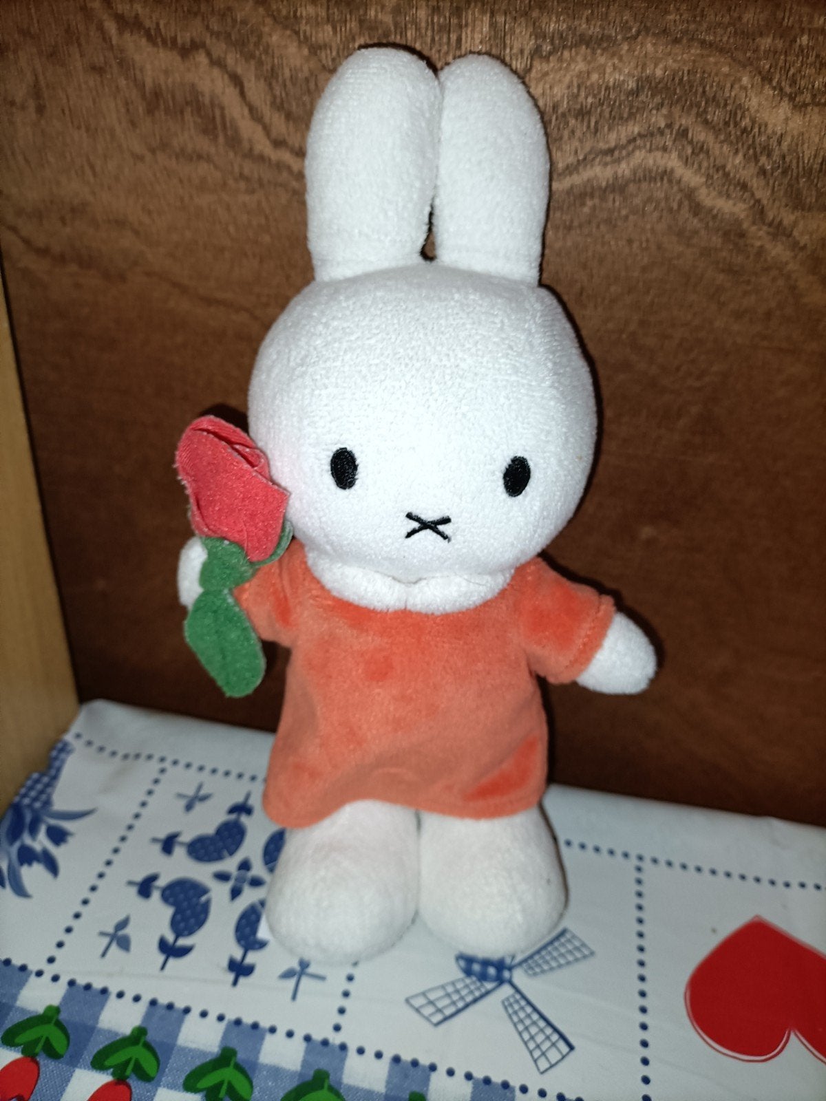 Nijntje knuffel met roos 23 cm groot Dick Bruna, Ophalen of Verzenden, Zo goed als nieuw, Konijn