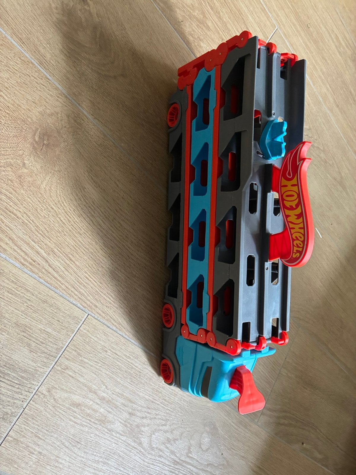Hotwheels vrachtwagen met een aantsl auto’s, Ophalen, Zo goed als nieuw